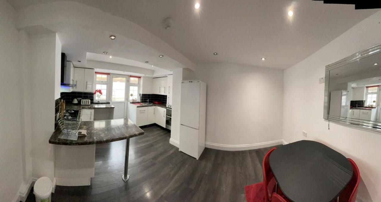 4 Bedroom House 10 Mins Walk To The Beach And Less Than A Mile From Bournemouth Main Station Екстер'єр фото