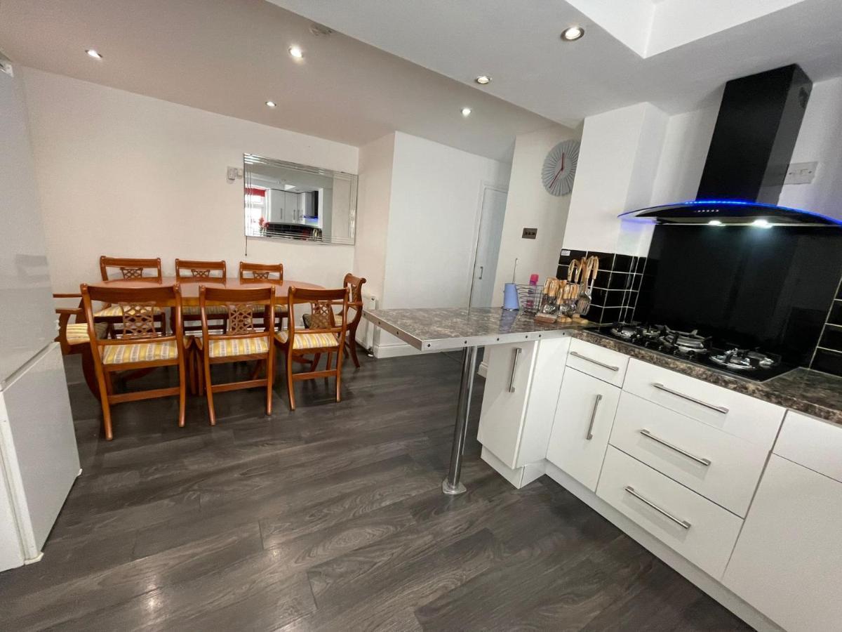 4 Bedroom House 10 Mins Walk To The Beach And Less Than A Mile From Bournemouth Main Station Екстер'єр фото